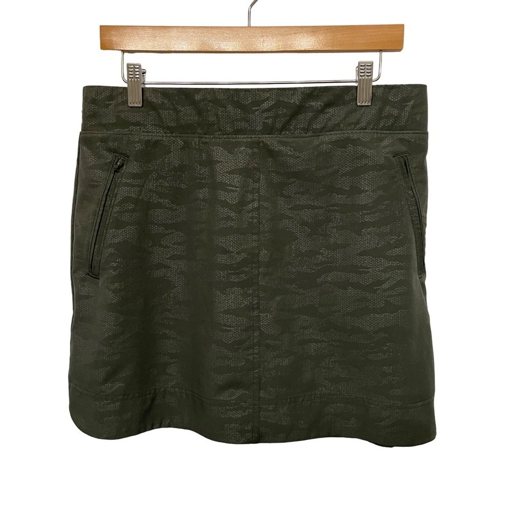 Orvis Womens M Travel Skort Green Camo Embossed Mesh Shorts Stretch Pockets
